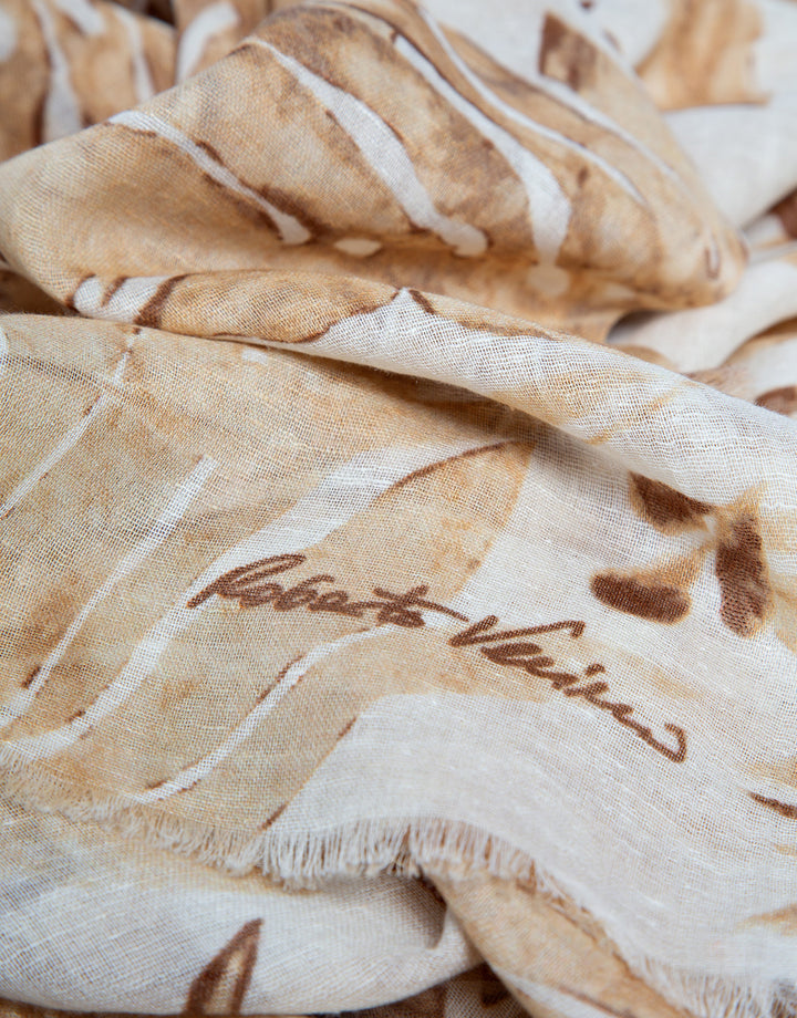 Close-up of a fabric with a pattern and 'Roberto Verino' branding.