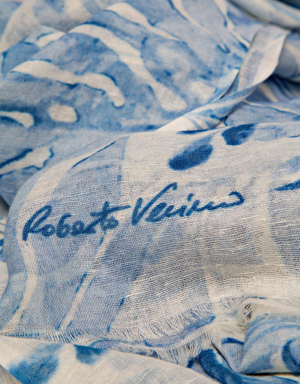 Blue and white patterned fabric with 'Roberto Verino' branding.