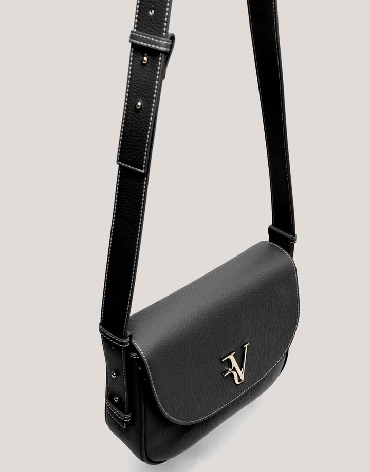 Handbags | Black grained leather Cuca Maxi shoulder bag by Spanish designer Roberto Verino