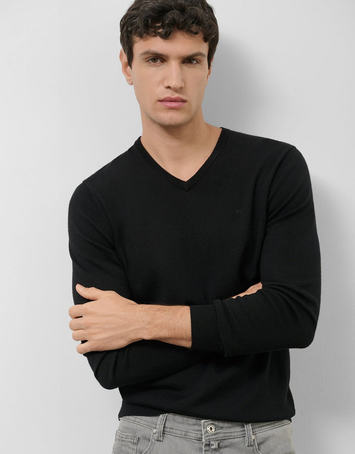 Pants | Black wool sweater with V - neck by Spanish designer Roberto Verino