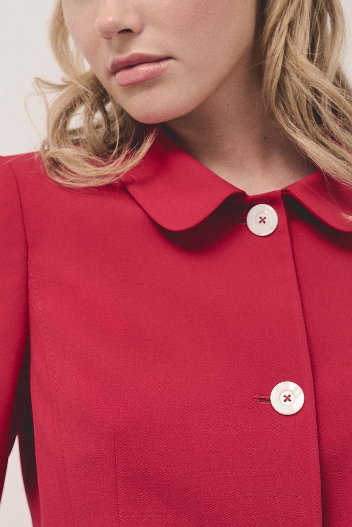 Knitwear | Short red crepe jacket with pockets on waist by Spanish designer Roberto Verino