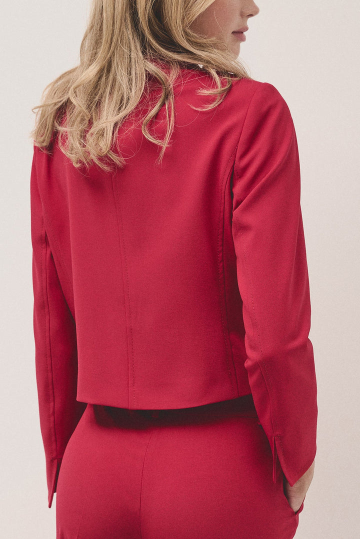 Knitwear | Short red crepe jacket with pockets on waist by Spanish designer Roberto Verino